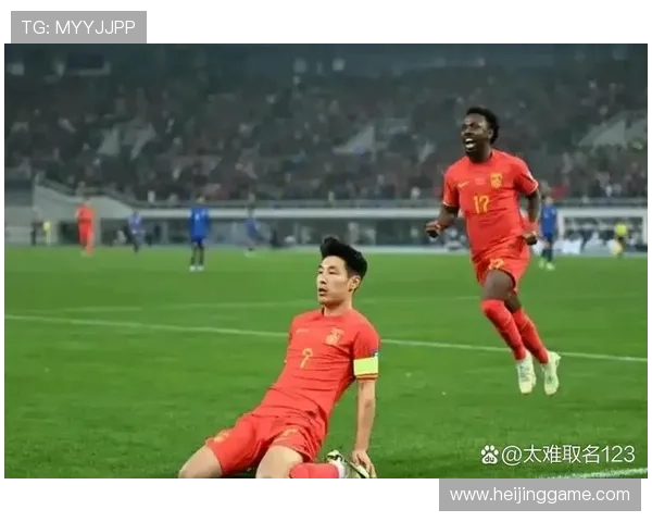 足球明星在比赛中遭遇球迷扔东西事件引发广泛关注与讨论 足球明星在比赛中遭遇球迷扔东西事件引发广泛关注与讨论