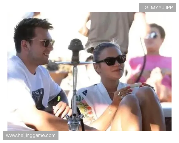 足球明星与女友甜蜜合照展现爱情风采引发粉丝热议与羡慕