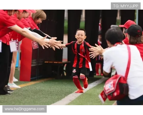 小孩小足球明星展现过人技巧引发全场欢呼与赞叹